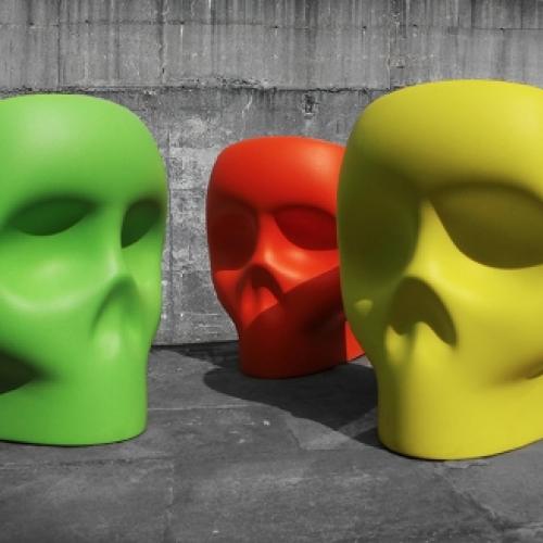 Criativas cadeiras em formatos de crânio