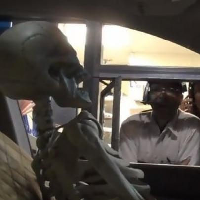 Pegadinha do esqueleto no drive-thru