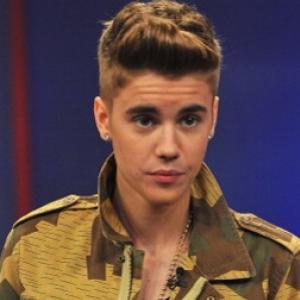 Justin Bieber sai de boate londrina com duas garotas, após balada