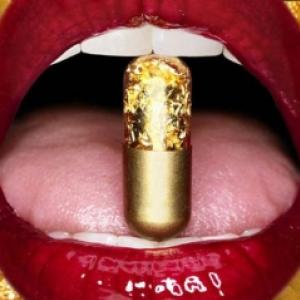 Nova moda: comer pílulas de ouro para defecar dinheiro