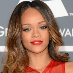 Rihanna se irrita com vaias de fãs em show em Manchester
