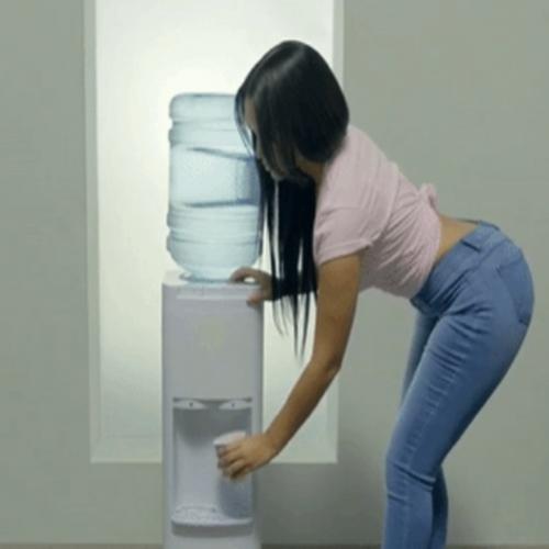 Como uma simples moça tomando água pode nos hipnotizar tanto assim?