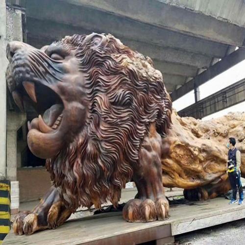 Leão gigante esculpido em madeira é a maior escultura do mundo