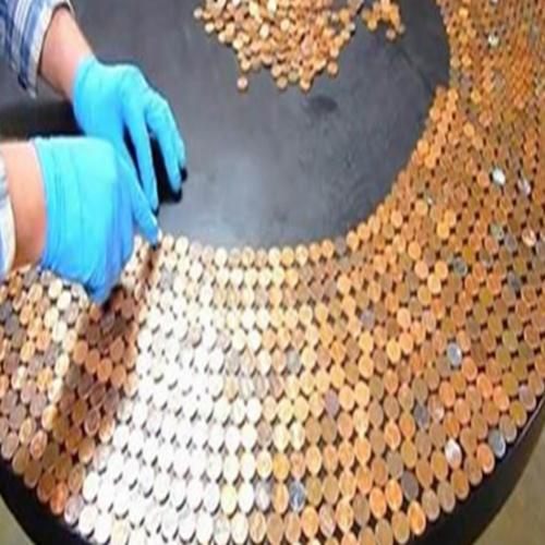 Ele espalhou 3500 moedas numa mesa velha… que final fantastico