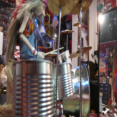 Boneco de marionete toca clássico do Rush em bateria de lata! Vídeo! 