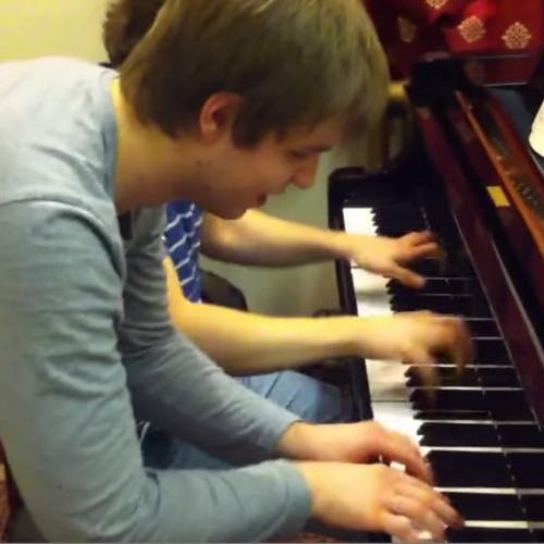 Tocando piano a quatro mãos