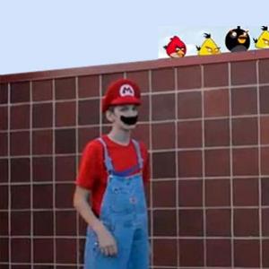 Super Mário jogando Angry Birds 