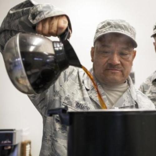 Como soldados fazem um cafezinho no meio da guerra