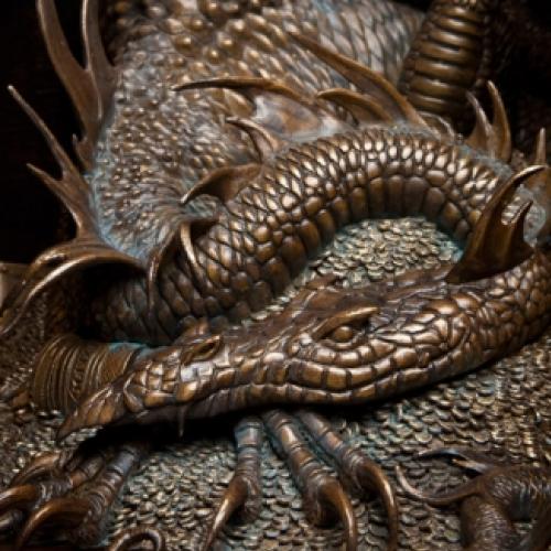 Escultura super digna de Smaug de “O Hobbit” toda feita em bronze