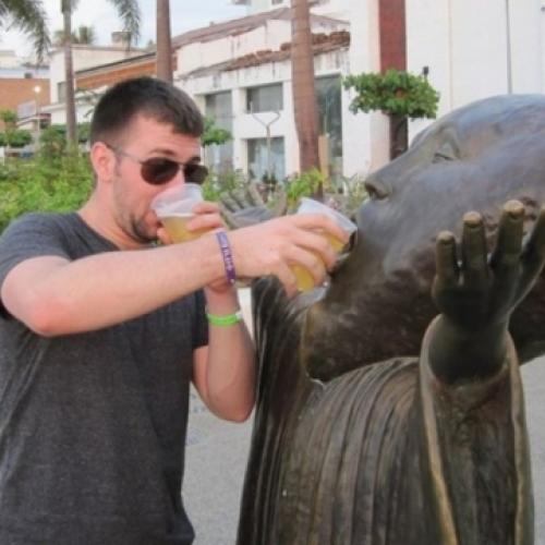 Eles se divertiram tirando fotos realmente inusitadas com estátuas