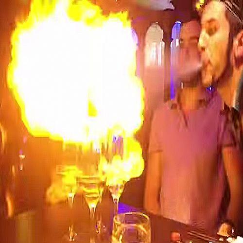 Bartender tenta fazer graça com fogo na bebida, mas se dá muito mal!
