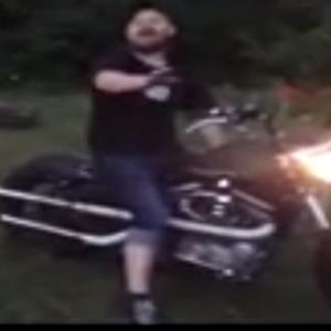 Como acender uma fogueira com uma Harley Davidson