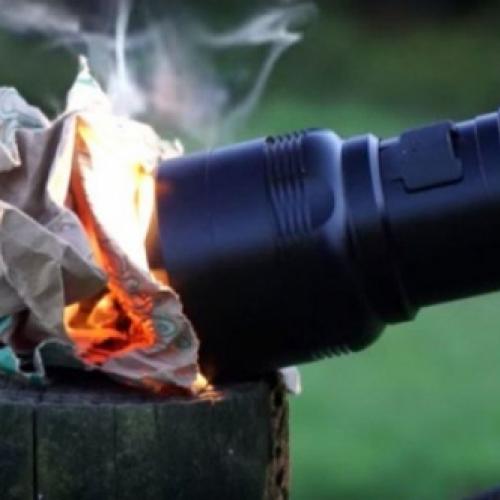 A lanterna que pode acender uma fogueira e até cozinhar um ovo