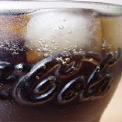 Veja o que acontece quando você toma um copo de Coca-Cola!