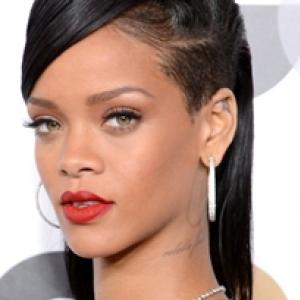 Causando a cantora,Rihanna posta fotos suas na balada e provoca Chris 
