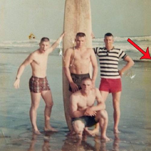 Eles posam na praia antes de irem para a guerra. 50 anos depois....