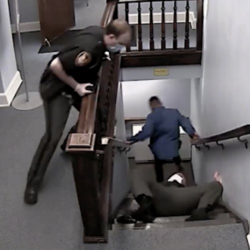 Policial se joga em escada para pegar fugitivo... e erra