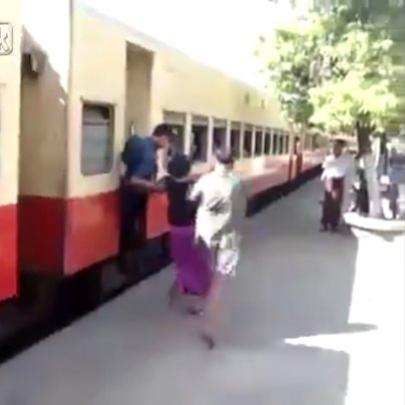Homem embarca mulher no trem em movimento