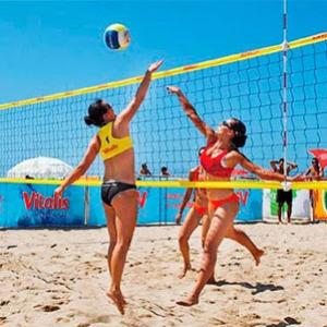 Qual o significado dos sinais em um jogo de voley de praia?