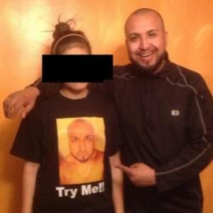 Pai obriga filha a usar camisa como punição por desobediência