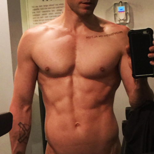 Jared Leto publica selfie sem roupa e é aclamado por fãs.