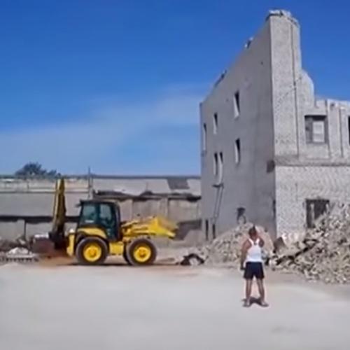 Homem filma o próprio acidente em demolição
