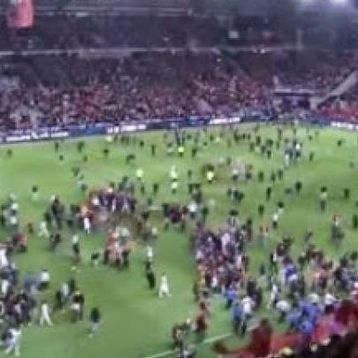 Torcida invadindo o campo - Fans storming the field