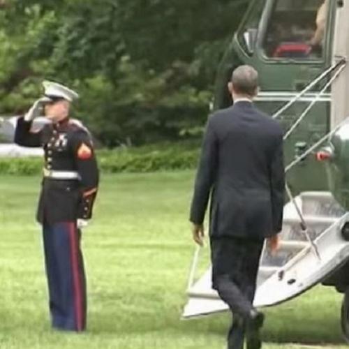 Obama não saúda militar à entrada do helicóptero, e o que faz em segui