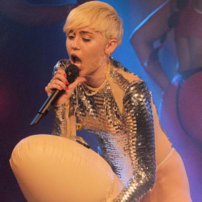 Miley Cyrus aprontando de novo em mais um show