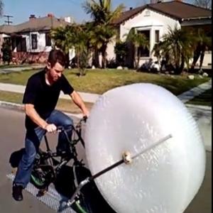 A incrível bicicleta com plástico bolha