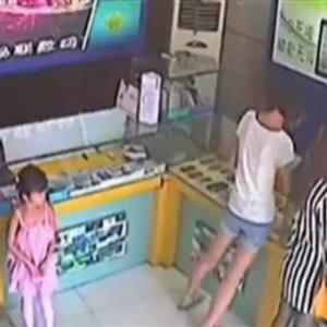 Menina de 6 anos roubando iPad em uma loja