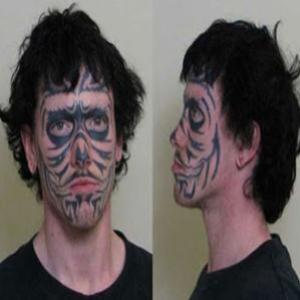 Jovem acusado de roubo assusta policial ao exibir rosto todo tatuado