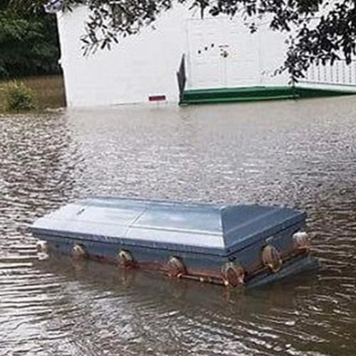 Enchente atinge cemitérios e caixões boiam pela cidade