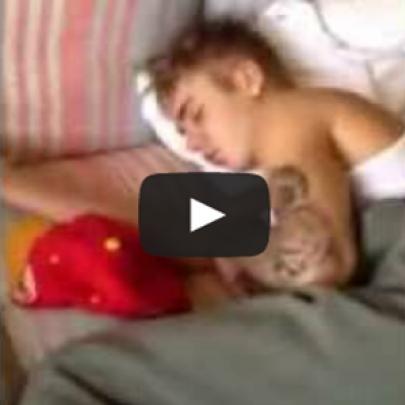 Justin Bieber dormindo com uma menina no Brasil
