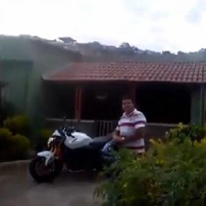 A emoção de um homem ao comprar sua primeira moto
