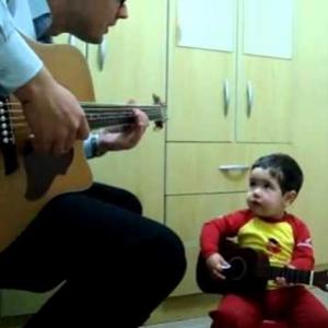 Bebê de 2 anos canta Don't Let Me Down, dos Beatles com o pai