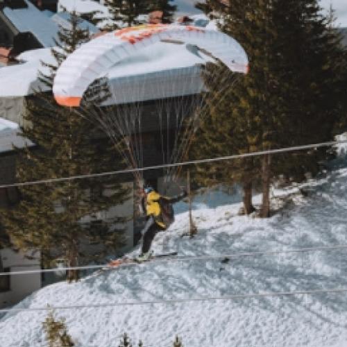 Homem faz manobras incríveis no Speed Flying