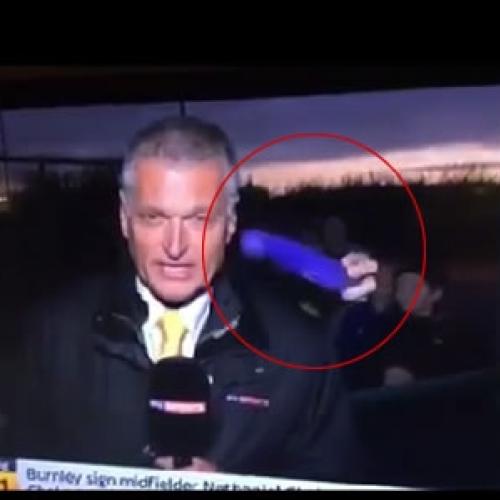 Rapaz coloca consolo na cara do repórter ao vivo