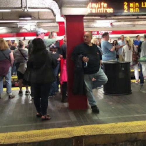 Veja o que acontece quando esse cara começa a cantar no metrô