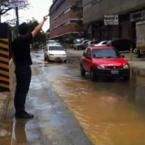 Como atravessar uma rua alagada sem se molhar?