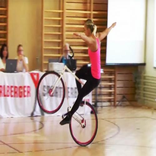 O que essa garota faz com uma bicicleta vai te deixar perplexo
