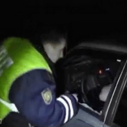 Policial russo quebrando janela do motorista com um soco