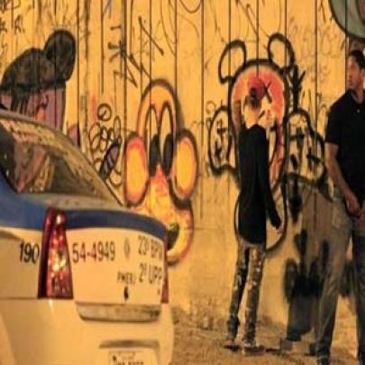 Justin Bieber é protegido pela polícia enquanto pixa muro no Rio de Ja
