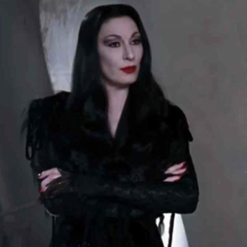 Veja como está a Morticia Addams atualmente