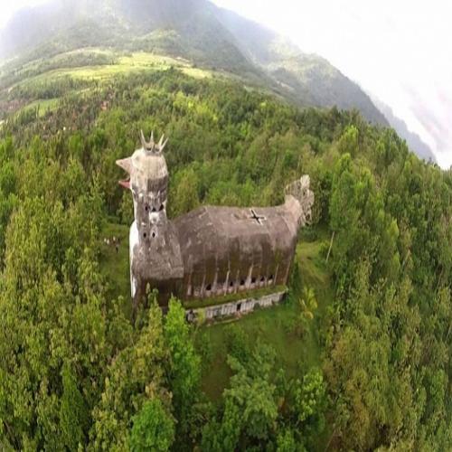Homem constrói gigante igreja em forma de galinha no meio da selva
