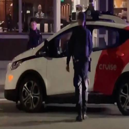 Carro sem motorista é parado pela polícia nos EUA
