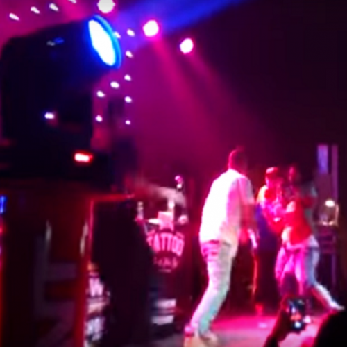 Homem invade palco e agride rapper projota,veja video