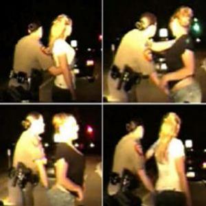 Policial é flagrada fazendo revista bem íntima em duas mulheres
