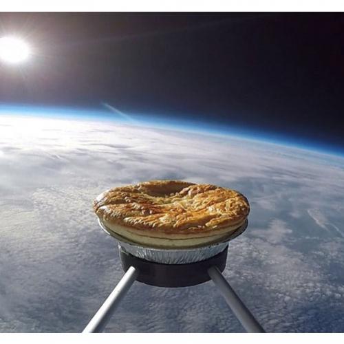 Britânicos lançam torta ao espaço
