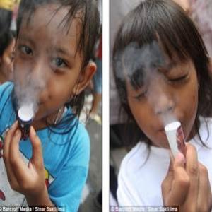 Crianças indonésias aprendem a fumar em cachimbo inspirado em Popeye